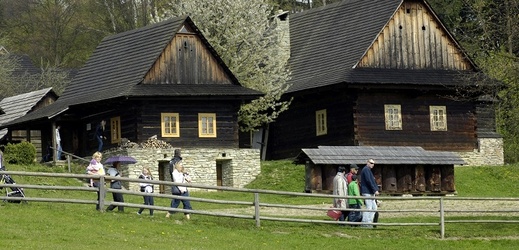 Na kartě hosta je osm slev a výhod, nechybí mezi nimi ani symbol Rožnova - Valašské muzeum v přírodě.