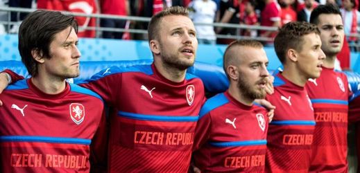 Čeští fotbalisté při zápase na ME s Tureckem