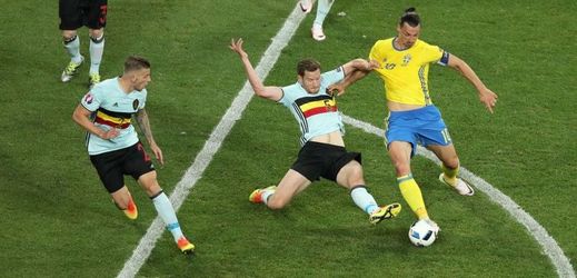 Zlatan Ibrahimovič v obležení belgických hráčů