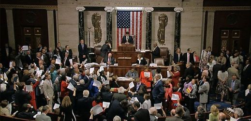 Velký počet poslanců americké Demokratické strany v noci uspořádal ve Sněmovně reprezentantů protest v sedě s cílem prosadit hlasování o kontrole držení zbraní. 