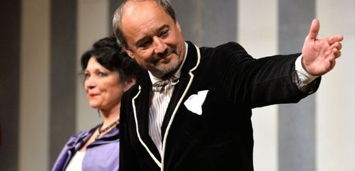 Viktor Preiss a Eva Režnerová v inscenaci Brouk v hlavě Divadla na Vinohradech.