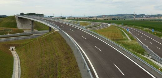 Moravská křižovatka, kterou tvoří dopravní uzel rychlostních silnic R49 a R55 a dálnice D1.