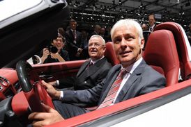 Bývalý a současný šéf koncernu VW Martin Winterkorn (na místě spolujezdce) a Matthias Müller.