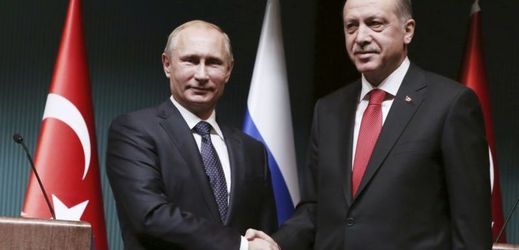 Ruský prezident Vladimir Putin (vlevo) a turecký prezident  Recep Tayyip Erdogan.