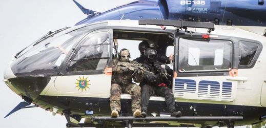 Německý policejní tým ve vrtulníku (ilustrační foto).