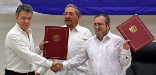 Zástupci FARC a kolumbijské vlády podepsali v Havaně příměří.