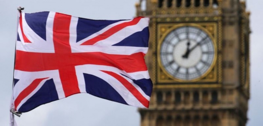 Britská vlajka před Big Benem.