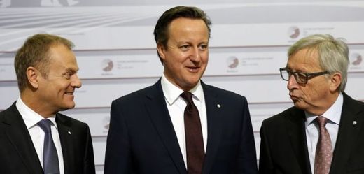 Zleva šéf evropské rady Donald Tusk, odstupující britský premiér David Cameron a předseda Evropské komise Jean-Claude Juncker.