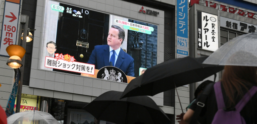 Lidé v Tokiu sledují Cameronovo prohlášení o rezignaci.
