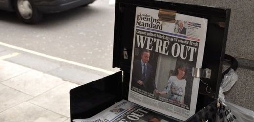"Jsme venku", hlásá novinový titulek den po zveřejnění výsledků referenda. 