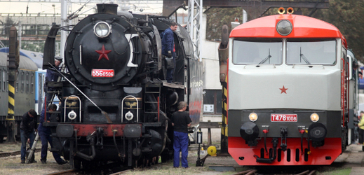 Loňský ročník. Na snímku vlevo je nákladní parní lokomotiva řady 556 přezdívaná "Štokr" a motorová lokomotiva řady T478 "Bardotka".
