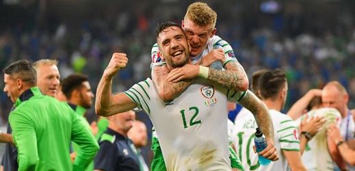 Irský fotbalista Shane Duffy slaví postup do osmifinále