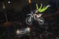 Populární jezdec Dany Torres ve vzduchu nad madridskou arénou
