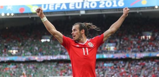 Hvězda Walesu Gareth Bale slaví gól v síti Sev. Irska