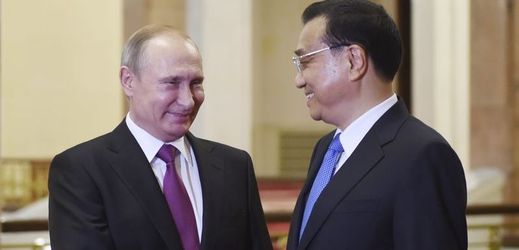 Ruský prezident Vladimir Putin s čínským premiérem Li Kche-čchiangem.
