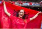 Slečna z Albánie, přirozeně s albánskou vlajkou.