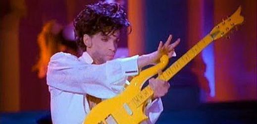 Muzikant Prince při hře na kytaru jménem Yellow Cloud (Žlutý mrak).