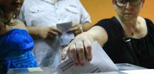 První průzkumy po uzavření volebních místností ve Španělsku naznačují nejnižší účast v parlamentních volbách.