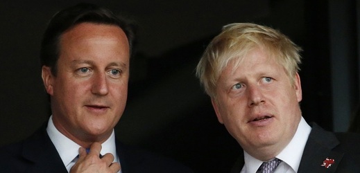 Britského premiéra Davida Camerona (vlevo) by v čele vlády i předsednickém křesle Konzervativní strany mohl nahradit někdejší londýnský starosta a hlasitý zastánce odchodu Británie z Evropské unie Boris Johnson (vpravo).