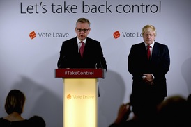 Hlavní představitelé kampaně Leave Michael Gove (u řečnického pultíku) a Boris Johnson.