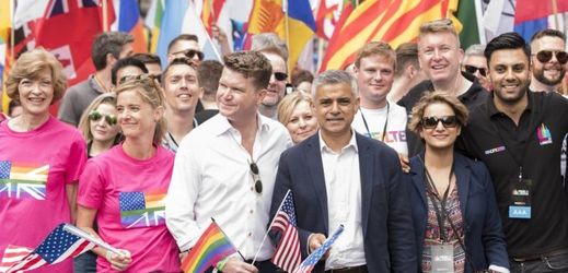 Starosta Londýna S. Khan (v centru) na pochodu Pride 2016 v Londýně.