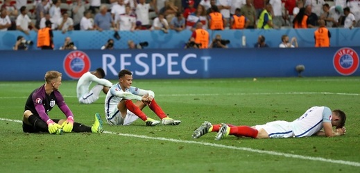 Zklamaní fotbalisté Anglie. 