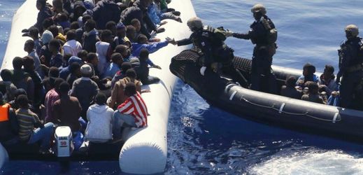 Záchrana uprchlíků ve člunu na Středozemním moři.