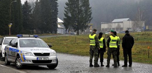 Policie v areálu vybuchlého muničního skladu ve Vrběticích.