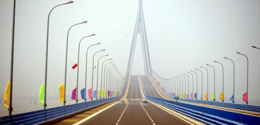 Na snímku desátý nejdelší most světa, který vede přes zátoku Chang-čou v Číně.