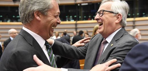 Propagátor brexitu Nigel Farage a předseda Evropské komise Jean-Claude Juncker.