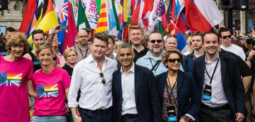Londýnský starosta Sadiq Khan v čele pochodu hrdosti.