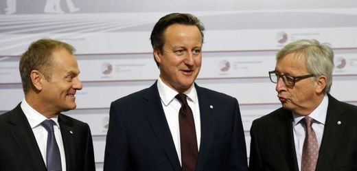 Předseda evropské rady Donald Tusk (vlevo), britský premiér David Cameron a předseda evropské komise Jean-Claude Juncker.