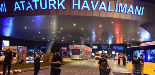 Policisté hlídají vchod letiště v Istanbulu, kde došlo k útoku.
