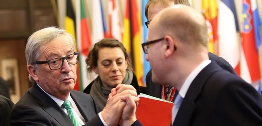 Premiér Bohuslav Sobotka (vpravo), který se na věci v úterý domluvil s předsedou unijní exekutivy Jeanem-Claudem Junckerem.