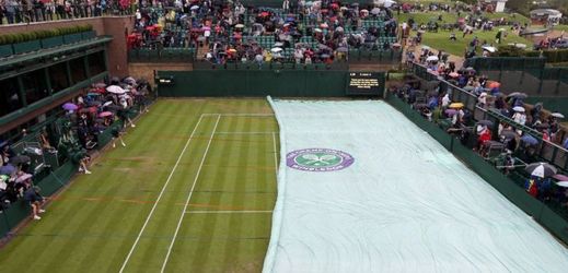Ve Wimbledonu prší.