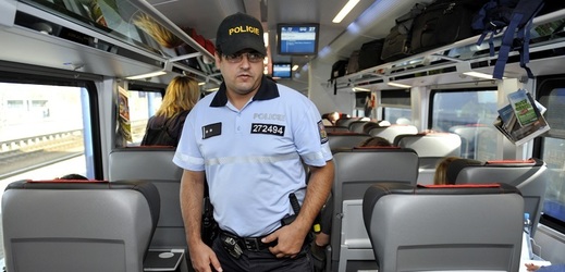 Policejní kontrola ve vlaku. 