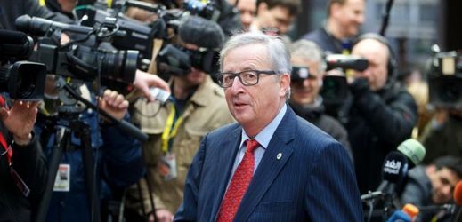 Předseda Evropské komise Jean-Claude Juncker čelil obvinění z politické odpovědnosti, které ustál a zůstal v čele úřadu.