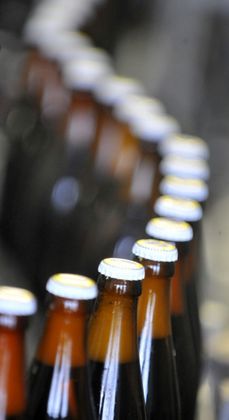 Výrobci piva v Česku chtějí snížit počet lidí, kteří pijí levnější lahvové pivo doma.