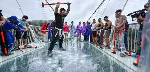 Dobrovolníci testovali skleněný most v Číně palicemi.