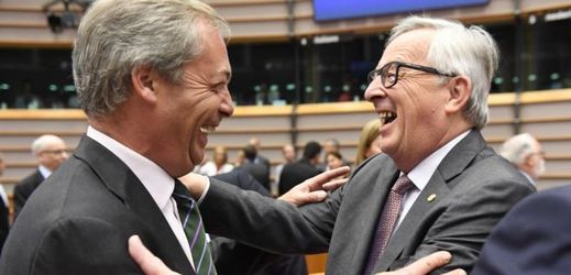 Šéf protievropské Strany nezávislosti Spojeného království Nigel Farage (vlevo) a předseda Evropské komise Jean-Claude Juncker.