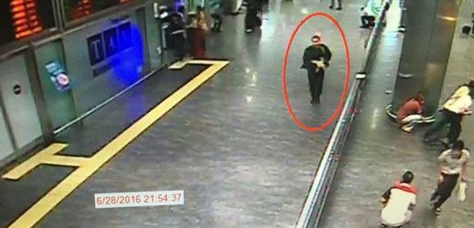 Turecké úřady v noci ze středy na čtvrtek zveřejnily fotografii z bezpečnostních kamer letiště bezprostředně před útokem.
