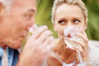 Ve větších sklenicích vypijí lidé víc vína.