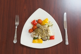 Kolik jídla spořádáte ovlivňuje velikost a barva talíře i postava číšníka.