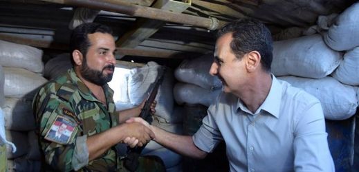 Syrský prezident Bašár Asad (vpravo) při rozhovoru s vojákem.