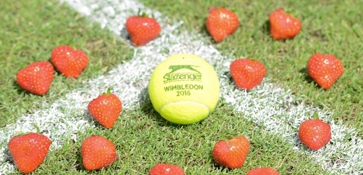Zelený trávník a jahody, dva ze symbolů tenisového Wimbledonu.