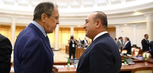Šéf ruské diplomacie Sergej Lavrov se svým tureckým protějškem Mevlütem Çavasogluem.
