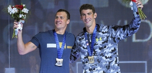 Američtí plavci Michael Phelps (vpravo) a Ryan Lochte při americké kvalifikaci na OH.