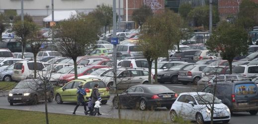 Na parkovišti před obchodním centrem na pražském Zličíně se v pátek střílelo. Policie hledá svědky (ilustrační foto).