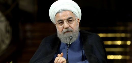 Umírněný iránský prezident Hasan Rúhání je v posledních dvou měsících pod ostrou kritikou. V Íránu běží kauza přeplácených úředníků (ilustrační foto).