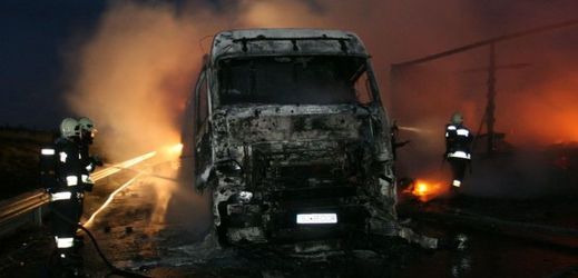 Hasiči na Domažlicku museli zasahovat u hořícího kamionu (ilustrační foto).